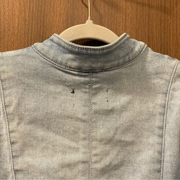 DKNY Light Wash Peplum Denim Jacket Size Small Flirty Date Night Casual Stretchy - Picture 9 of 17